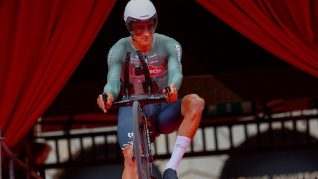 Mathieu Van der Poel impenna all'arrivo del Giro d'Italia