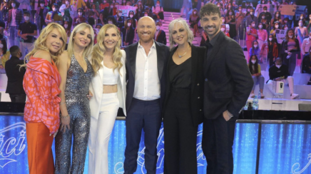 Amici 22, retroscena cast 2022/2023: Cuccarini e Pettinelli sarebbero a rischio, Zerbi c'&egrave;.