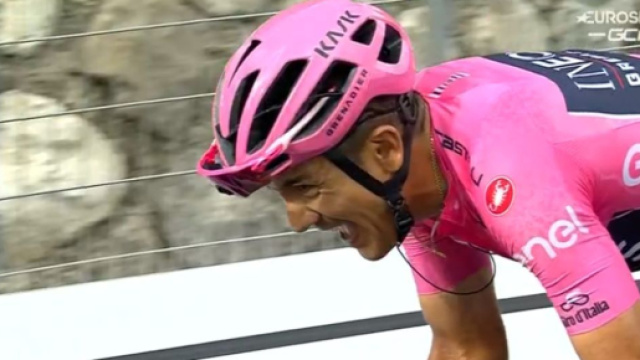 Richard Carapaz in difficolt&agrave; nella tappa della Marmolada al Giro d'Italia.