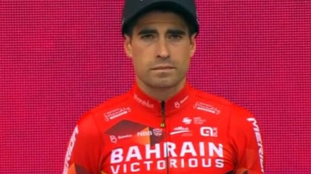 Mikel Landa sul podio del Giro d'Italia.