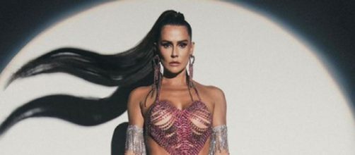Deborah Secco aposta em look decotado (Reprodu&ccedil;&atilde;o/Instagram/@dedesecco)