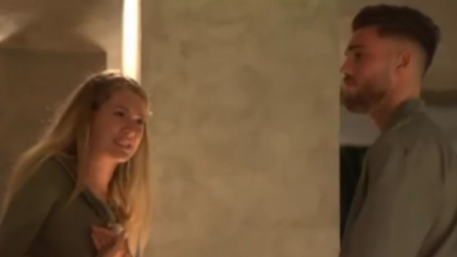 La Villa des Coeurs Bris&eacute;s 7 : Cassandra fait croire &agrave; son nouveau ch&eacute;ri Giovanni qu'elle quitte la villa pour retrouver son ex Th&eacute;o.