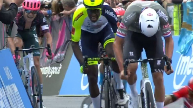 La vittoria di Mathieu Van der Poel nella prima tappa del Giro d'Italia