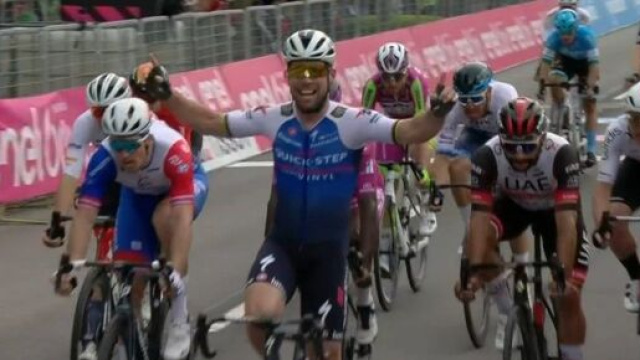 Mark Cavendish vince la terza tappa del Giro d'Italia.