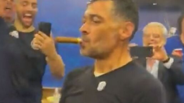 Sergio Concei&ccedil;&atilde;o se l&acirc;che compl&egrave;tement pour f&ecirc;ter le titre de Porto (capture YouTube)
