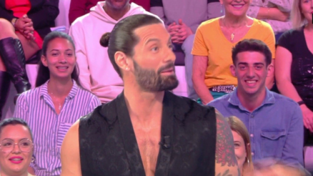 Hugomanos sur le plateau de TPMP. Source : capture d&rsquo;&eacute;cran C8.