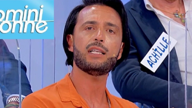 Uomini e Donne, Armando perde le staffe contro chi critica il suo aspetto fisico: 'Pecore'.