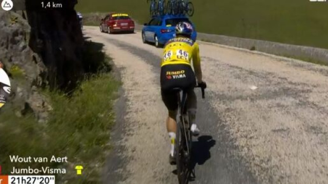 Wout van Aert in ritardo sulla Croix de Fer