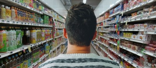 Popula&ccedil;&atilde;o ganha cada vez menos e, por conseguinte, leva menos mercadorias para a casa. (Arquivo Blasting News)