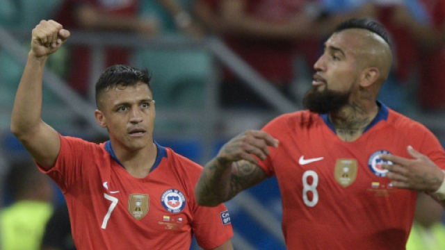 Alexis Sanchez con Arturo Vidal.
