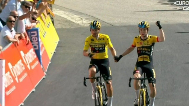 L'arrivo di Primoz Roglic e Jonas Vingegaard a Plateau de Solaison