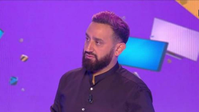 Cyril Hanouna et sa bande d&eacute;briefent Mask Singer sur TPMP. Source : capture d&rsquo;&eacute;cran C8.