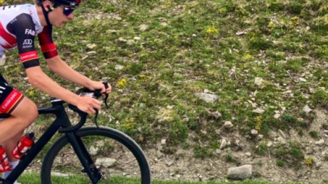 Tadej Pogacar in allenamento con la bici anonima