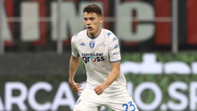 Asllani (20) in azione con la maglia dell'Empoli.