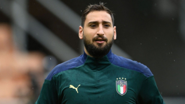 Donnarumma, nuove polemiche. Il portiere azzurro sbaglia e a fine partita risponde visibilmente innervosito alle domande.