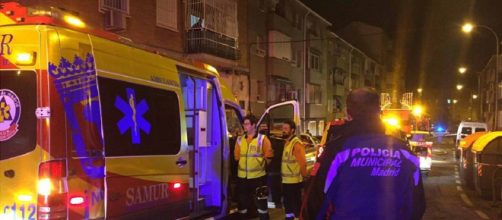 Agentes policiales detienen a tres j&oacute;venes que resultaron gravemente heridos tras incendiar un taller de ropa (Twitter / @EmergenciasMad)
