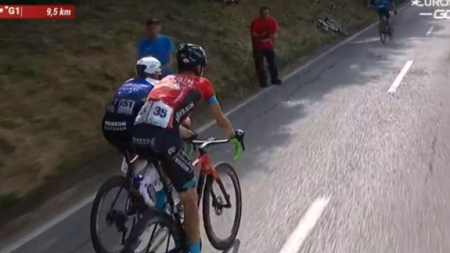 Remco Evenepoel si stacca dal gruppo al Giro di Svizzera.