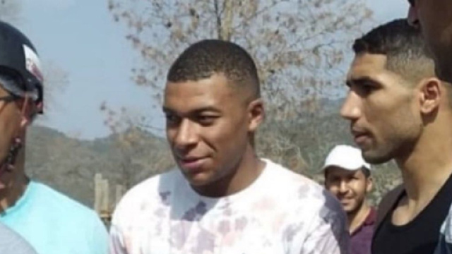 Achraf Hakimi et Kylian Mbapp&eacute; rendent visite &agrave; un orphelinat au Maroc, la toile s'&eacute;meut (captures YouTube)