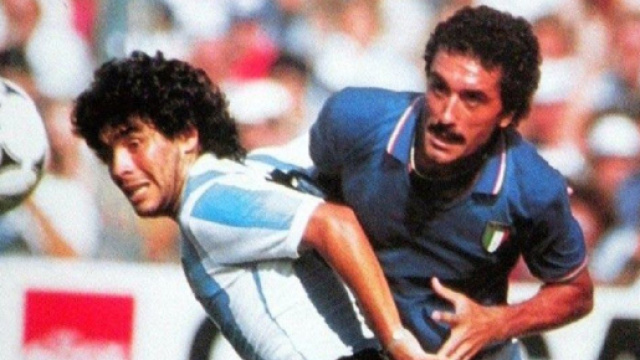 Un contrasto tra Gentile e Maradona in Italia-Argentina del Mundial 1982.