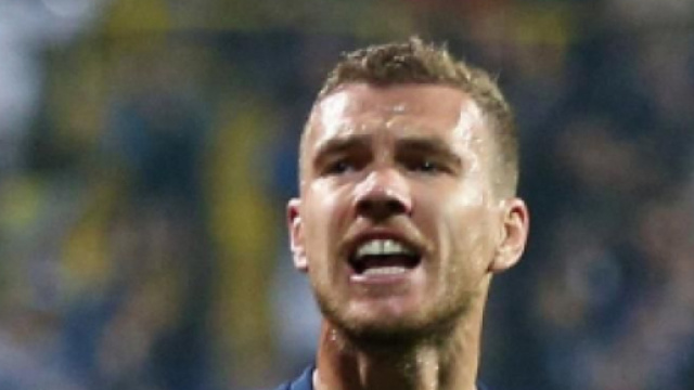 Edin Dzeko potrebbe trasferirsi alla Juve.