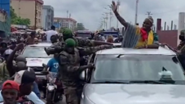 Paul Pogba accueilli en h&eacute;ros en Guin&eacute;e, la vid&eacute;o devient virale (capture ESPN)