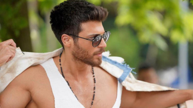 Can Yaman in compagnia di un'attrice. de Il Paradiso delle Signore.