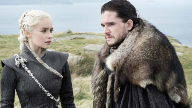 Emilia Clarke ha svelato di aver parlato con Kit Harington del sequel di Game of Thrones