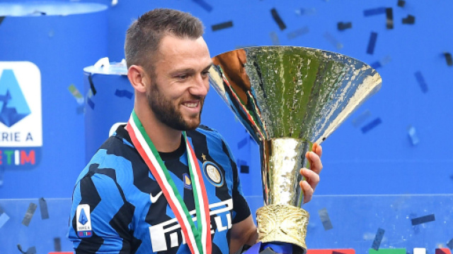 Inter, due top club inglesi su De Vrij.