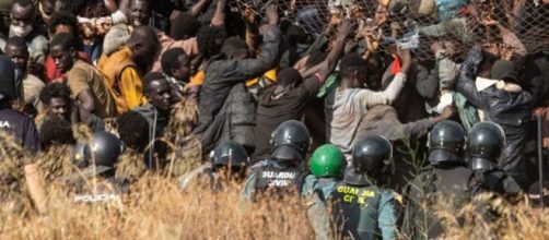 Un grupo de migrantes ilegales asalt&oacute; violentamente la valla fronteriza de Melilla (Captura de RTVE y RRSS)