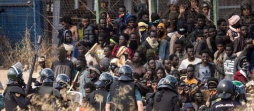 La Polic&iacute;a marroqu&iacute; enfrent&oacute; este fin de semana a subsaharianos intentando ingresar ilegalmente a Melilla y Ceuta. (Captura RTVE y RRSS)