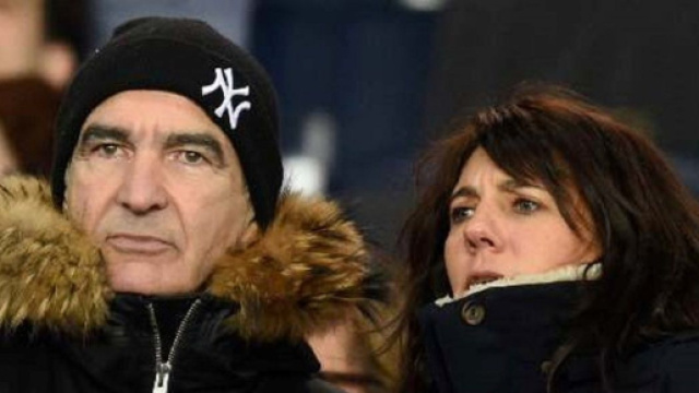 Estelle Denis sans piti&eacute; pour Domenech, elle fait le buzz au mariage de Pierre M&eacute;n&egrave;s (capture YouTube)