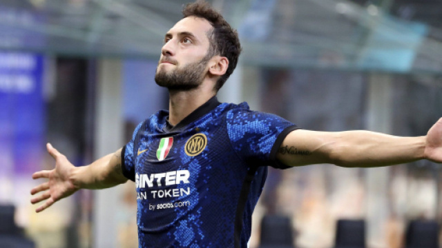 Inter, su Calhanoglu ci sarebbe il Tottenham: il Torino penserebbe a Barrow per l'attacco.