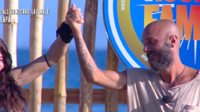 Nicolas Vaporidis trionfa a L'Isola dei Famosi 2022.