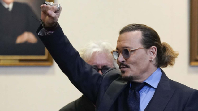 Johnny Depp gagne son proc&egrave;s contre son ex-femme Amber
