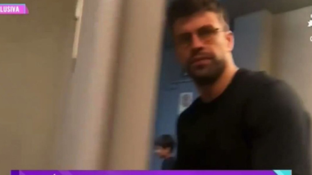 Gerard Piqu&eacute; suivi par un paparazzi, il r&eacute;agit violemment et fait le buzz (capture YouTube)