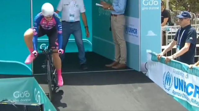 La caduta di Marketa H&agrave;jkov&agrave; al Giro donne
