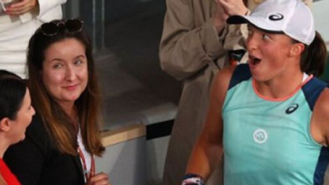 La r&eacute;action hilarante d'Iga Swiatek qui gagne Roland Garros devant Lewandowski (capture YouTube)