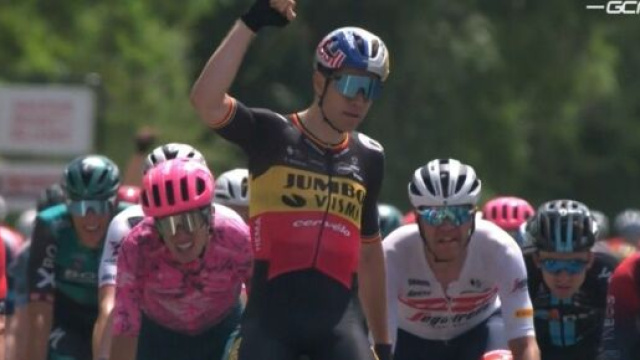 La vittoria di Wout van Aert nella prima tappa del Delfinato.
