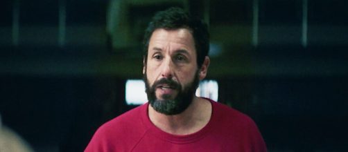Adam Sandler em cena do filme "Arremessando Alto" (Divulga&ccedil;&atilde;o/Netflix)