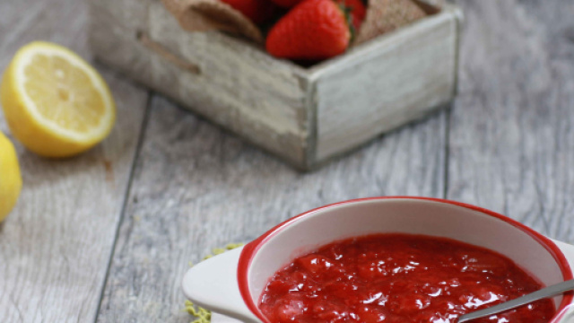 Fantasia di frutti rossi, un dolce dessert per l'estate.