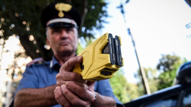 Taser in dotazione alle forze dell'ordine.