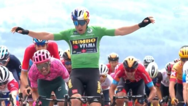 Wout van Aert sorpassato da David Gaudu al Criterium del Delfinato.