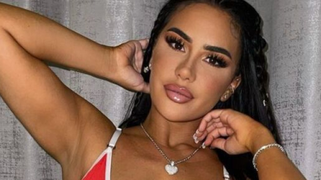 Milla Jasmine s'affiche dans une tenue transparente