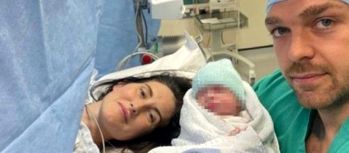 Lois Walker, despu&eacute;s de dar a luz al peque&ntilde;o Ray, junto con su pareja (Facebook)