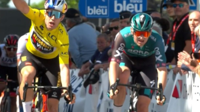 La vittoria di Wout van Aert nella quinta tappa del Crit&eacute;rium del Delfinato.