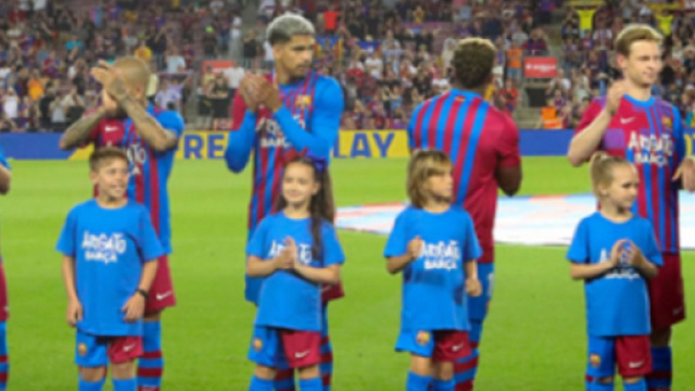 Le nouveau maillot ext&eacute;rieur du FC Barcelone a fuit&eacute;, les fans sont furieux (capture FC Barcelone Twitter)