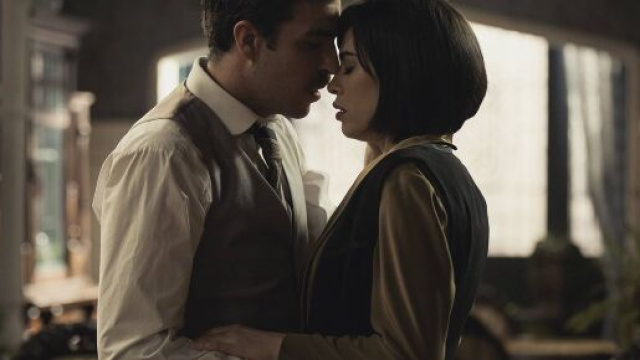 Una vita, spoiler Spagna: David e Valeria sul punto di baciarsi, Aurelio li ferma.