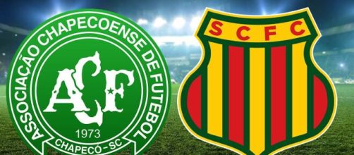 Saiba onde assistir Chapecoense x Sampaio Corr&ecirc;a ao vivo (arte Eduardo Gouvea).
