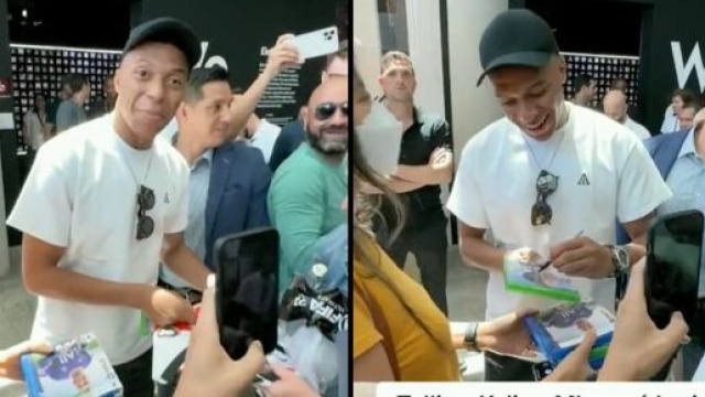 Mbapp&eacute; et un fan discutant de FIFA 22 aux Etats-Unis. (cr&eacute;dit Twitter)