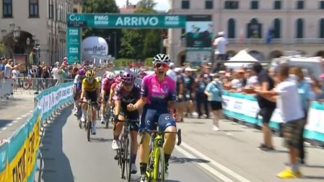 Ciclismo, la vittoria di Chiara Consonni a Padova.